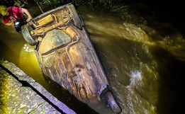 Carro é localizado abandonado dentro de rio no interior de São Miguel do Oeste