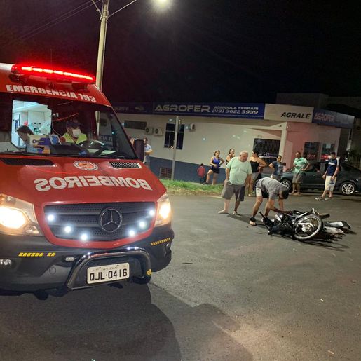 Vídeo: Condutora de motoneta fica ferida em colisão contra carro 