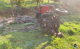 Mulher fica ferida em capotamento de carreta agrícola no interior de Itapiranga