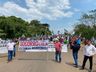 Produtores de leite fazem protesto e fecham fronteira com a Argentina