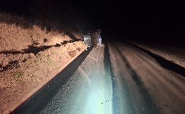 Condutor sai da pista e capota veículo na SC-160, em Campo Erê