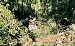 Caminhão parte ao meio e motorista morre prensado em SC