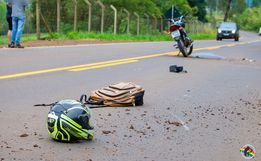 VÍDEOS: Colisão entre carro e moto deixa motociclista gravemente ferido