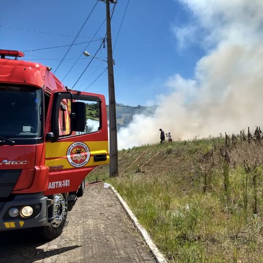 Bombeiros combatem incêndio em São José do Cedro