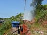 Bombeiros combatem fogo em pneus e vegetação em São Miguel do Oeste