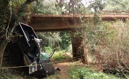 Saída de pista seguida de queda em ponte deixa dois feridos em Guaraciaba