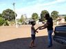 Grupo de voluntários realiza entrega de cestas de páscoa