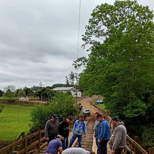 Moradores “reformam” ponte na SC-283 em Itapiranga