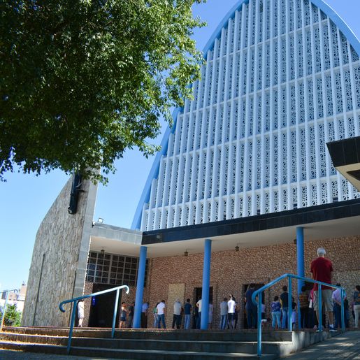 Com igreja cheia, fiéis acompanham celebração de Finados do lado de fora