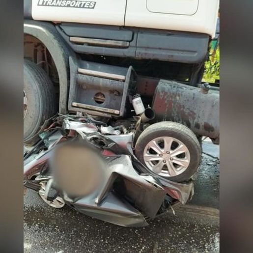 Vídeo: carro é esmagado por duas carretas no Pará