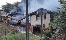 Residência fica destruída pelo fogo em Quilombo 