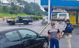 Motorista sem cinto de segurança ultrapassa viatura da PRF e acaba abordado 