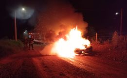 Tentativa de homicídio termina com vítimas graves e veículo incendiado em Campo Erê