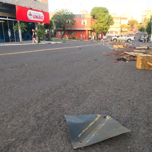 VÍDEO: Caminhão destrói rotatória e condutor foge do local 