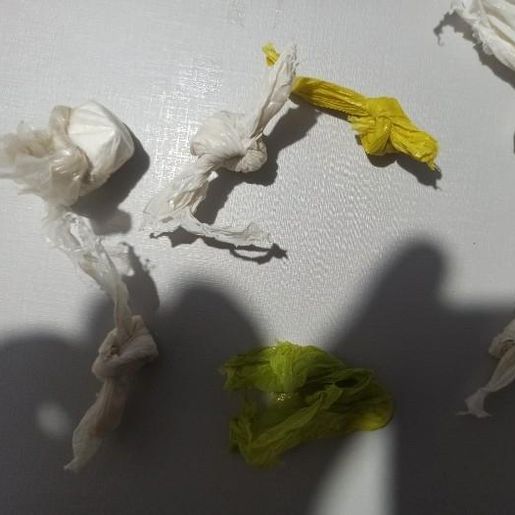 Homem é preso com drogas e simulacro