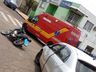 Mulher fica ferida em colisão entre carro e moto no centro 