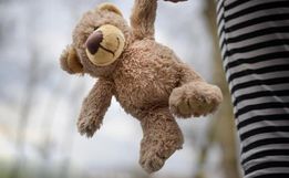 Criança de 6 anos vítima de estupro filma violência e idoso é preso em SC