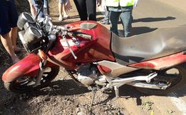 Buraco na SC 163 causa queda de moto