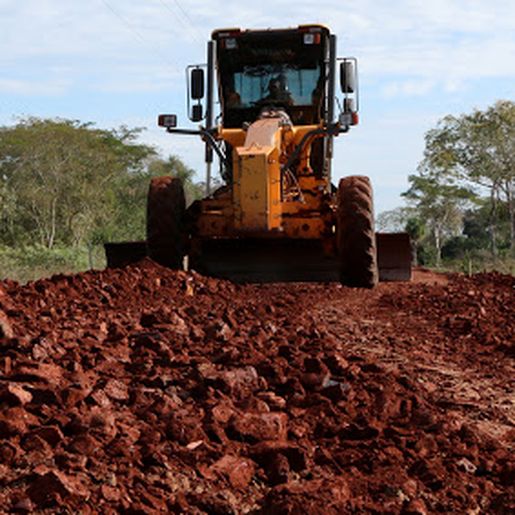 Equipe da secretaria de obras trabalha nos finais de semana para desafogar serviços
