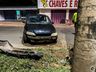 Jovem colide com carro em poste na Willy Barth em SMO
