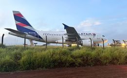 Aeroporto de Chapecó amanhece fechado após avião sair da pista e parar no gramado
