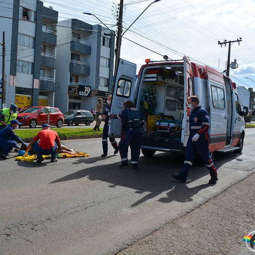 VÍDEOS: pedestre e motociclista ficam feridos em atropelamento na Willy Barth