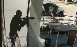 Vídeo mostra funcionários sendo rendidos durante assalto a agência em SC