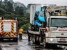 GRAVE: Caminhão, carro e utilitário batem de frente e um dos veículos cai da ponte, uma pessoa morre