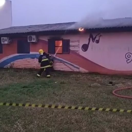 Sede da Rádio Momento FM pega fogo em Xanxerê
