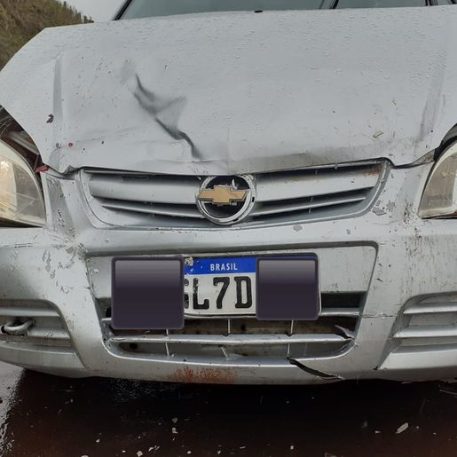 Colisão envolve dois carros e uma carreta na SC 305