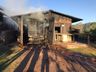 Incêndio destrói caminhão e galpão no interior de SMO