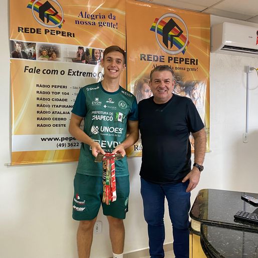 Iporãoestino campeão dos Jogos Universitários Brasileiros visita Rádio Oeste