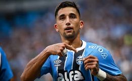 Grêmio faz gol na reta final e vence o Santos em duelo dos desesperados