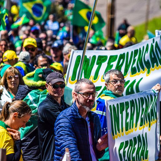 Imagens: Manifestantes pedem intervenção Federal em frente ao 14ºRCMec