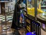 Jovem fantasiado de Batman assiste filme no Cine Peperi; fotos