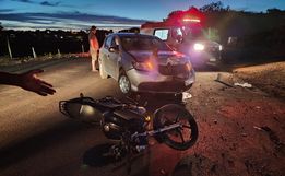 Jovem fica ferida em colisão entre carro e moto no interior de Itapiranga 