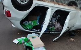 Condutor perde controle e capota veículo no centro de Campo Erê 