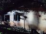 Casa fica destruída por incêndio no interior 