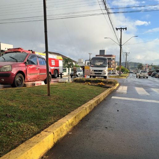 Condutora fica ferida em colisão entre carro e ônibus escolar no centro de Campo Erê 