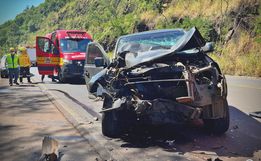 Acidente entre caminhonete e carreta na BR-282 deixa um ferido