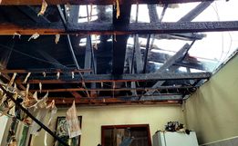 Bombeiros combatem incêndio em residência no interior