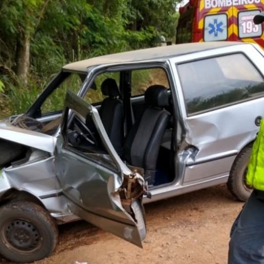 Mulher fica ferida ao colidir veículo em barranco