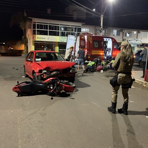VÍDEO: Entregador de pizza fica gravemente ferido após colisão entre carro e moto 