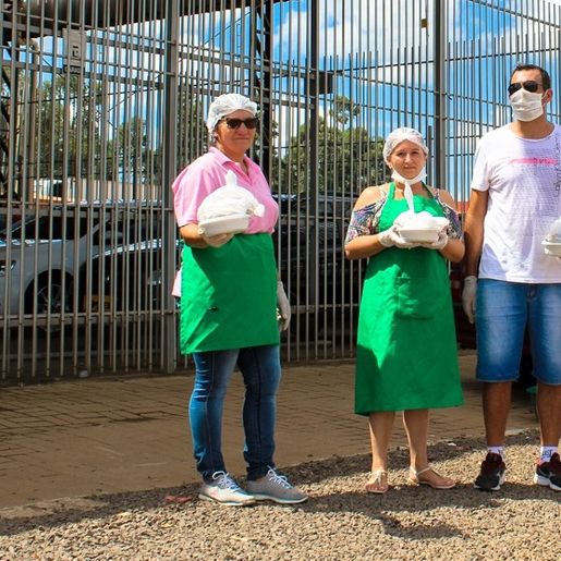 Grupo de amigos se solidariza e distribui almoço para caminhoneiros 