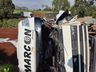 Carreta carregada de leite tomba à margem da pista de desvio na BR 163, em São José do Cedro