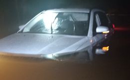 Carro fica parcialmente submerso em ponte alagada no interior de Mondaí
