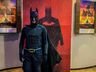 Jovem fantasiado de Batman assiste filme no Cine Peperi; fotos