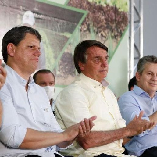 "Conversinha mole de ficar em casa é para os fracos", diz Bolsonaro