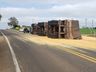 Carreta carregada com milho tomba na SC-163, entre Descanso e Iporã do Oeste
