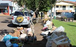 Grande quantidade de lixo chama atenção no centro de Iporã do Oeste